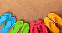 Diferentes modelos de sandalias planas para playa o piscina 