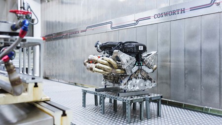 O motor V12 é tão barulhento que ele nem consegue ouvir as ambulâncias chegando.