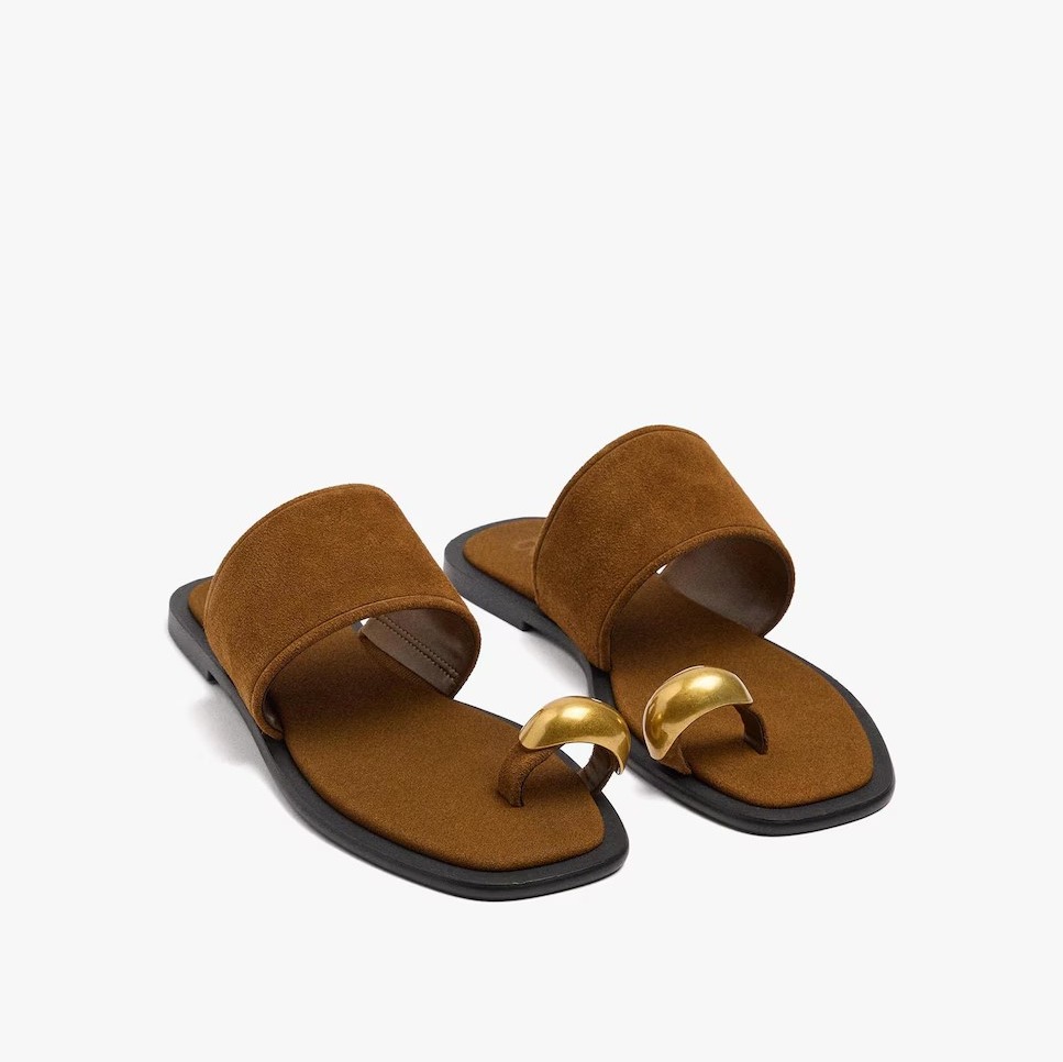 Sandalias planas de piel con detalle metalizado en dedo de Parfois