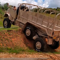 Mamute es un camión Mercedes-Benz 6x6 convertido en bestia todoterreno gracias a su suspensión boomerang