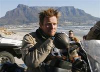 Ewan McGregor se va de paseo con su perro... en sidecar