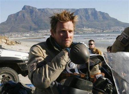 Ewan McGregor se va de paseo con su perro... en sidecar