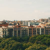 Cataluña reguló los alquileres en medio de una polémica. Un año después, ha logrado algo que no esperábamos: que los precios bajen