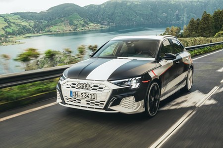 El Audi A3 2021 no se cubre demasiado en estas "fotos espía" publicadas por la marca
