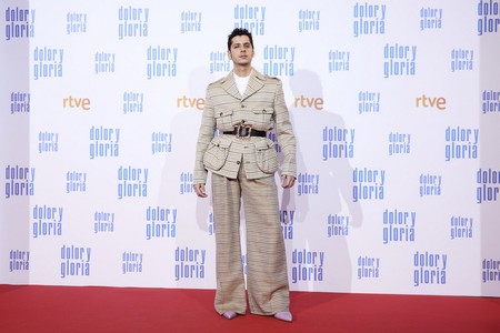 Eduardo Casanova conquista la premiere de 'Dolor y Gloria' con un look de Palomo Spain
