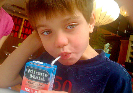 Los niños siguen consumiendo demasiado zumo de frutas