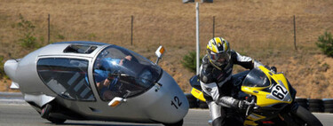 BMW ha tenido la idea más loca de su historia: una moto carenada como una cápsula y con ocho ruedas para evitar caídas 