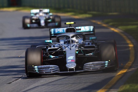 Sorpresa en Melbourne. Valtteri Bottas machaca a Lewis Hamilton y órdenes de equipo en Ferrari