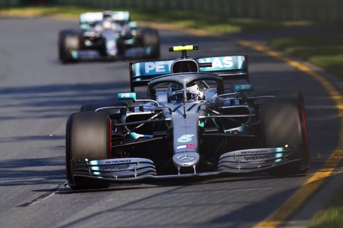 Sorpresa en Melbourne. Valtteri Bottas machaca a Lewis Hamilton y órdenes de equipo en Ferrari 