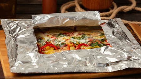 Mate o brilloso: cuál es el lado correcto de usar el papel aluminio, según un experto en alimentos