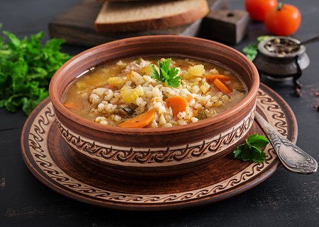 Cómo hacer consomé de pollo con garbanzos. Receta tradicional de la abuela
