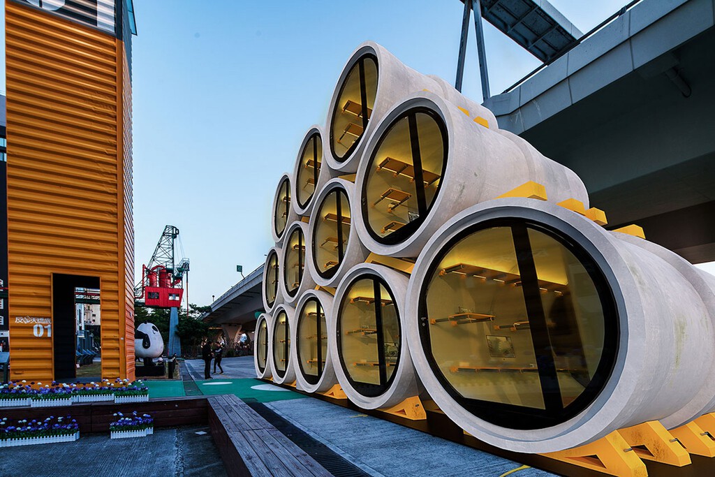 Faltan viviendas en la ciudad y se inventan esto: casas prefabricadas en tuberías. Y ya tienen a gente que vive en ellas