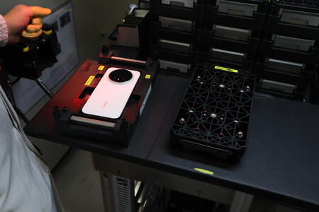 El móvil preparado antes de entrar al cofre que lo sellará definitivamente | Imagen: Xataka