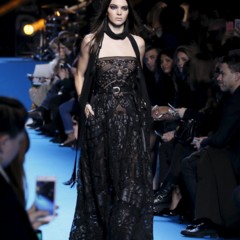 Foto 9 de 10 de la galería elie-saab-nos-presenta-su-lado-bohemio-mas-rockero-en-su-desfile-otono-invierno-2016-2017-amor-puro en Trendencias