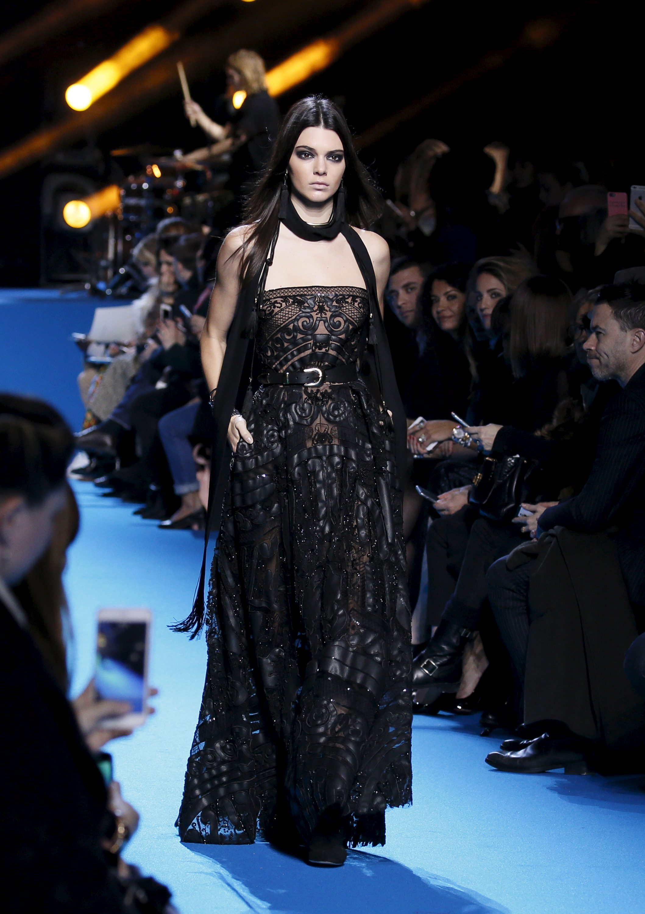 Foto de Elie Saab nos presenta su lado bohemio más rockero en su desfile Otoño-Invierno 2016/2017 ¡Amor puro! (9/10)