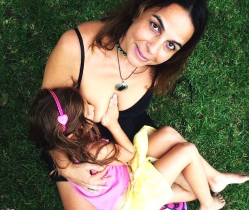 Una mujer australiana amamanta a su hija de 6 años y no la vacuna porque su leche tiene "poderes especiales"