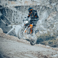 La KTM 390 Adventure se lava la cara: una campera para el A2 algo más potente y cara
