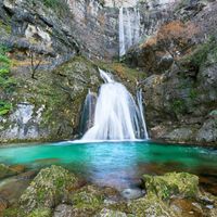 Parece Islandia, pero es una de las cascadas de agua cristalina más bonitas de España. Y se puede llegar fácilmente en camper