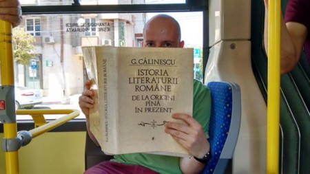 Viajar en autobús en esta ciudad es gratis si lo haces leyendo un libro