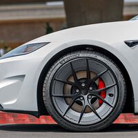 Alguien estaba harto de arañar las llantas de su Tesla. Lo ha solucionado con un aro de usar y tirar que cuesta 80 euros