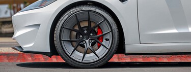 Alguien estaba harto de arañar las llantas de su Tesla. Lo ha solucionado con un aro de usar y tirar que cuesta 80 euros