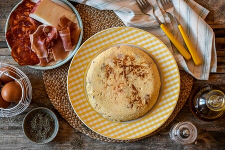 Tortilla de patatas rellena ibérica: transforma tu receta favorita con un sabor espectacular