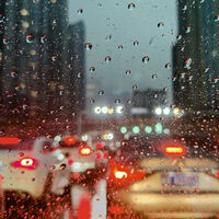 Tu padre tenía razón: todos conducimos peor cuando llueve. Cómo afecta la lluvia al tráfico y por qué se forman más atascos