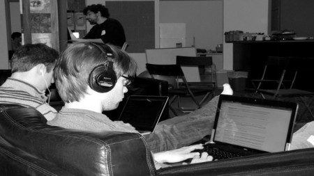 Cuatro consejos sobre el uso de auriculares en el trabajo