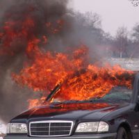 Tu auto puede incendiarse en menos de dos minutos y estos consejos te ayudarán a reaccionar mejor 