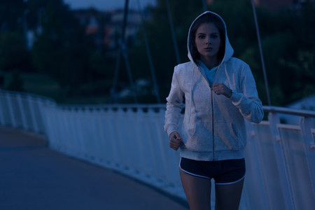 Salir a correr de noche: una guía para que no pases nada por alto