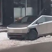 Esta Tesla Cybertruck se quedó atrapada en unos pocos centímetros de nieve. La culpa es de lo mucho que revienta sus neumáticos