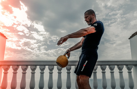 Los mejores ejercicios con kettlebells o pesas rusas para entrenar tu espalda