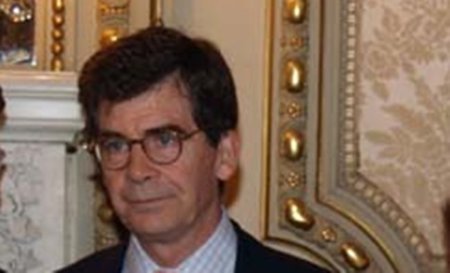 José Enrique Serrano abandona las sombras de la Moncloa para salvar la Ley Sinde