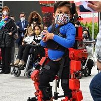 El primer exoesqueleto infantil del mundo es español y ya está listo para ayudar a caminar a 17 millones de niños