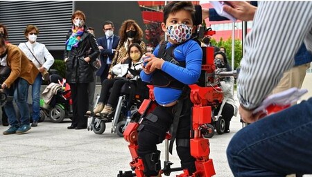 El primer exoesqueleto infantil del mundo es español y ya está listo para ayudar a caminar a 17 millones de niños