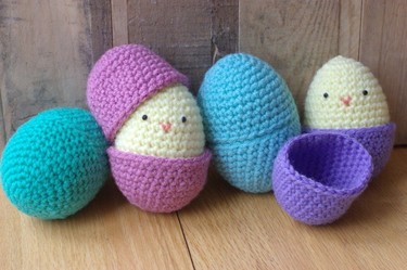 En Semana Santa decora tu casa con huevos y conejitos de Pascua de amigurumi