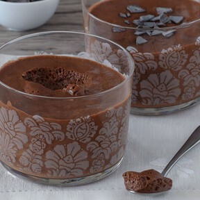 Sin gelatina ni nata montada: esta mousse de chocolate ligera y esponjosa es el mejor postre para Domingo o Lunes de Pascua 