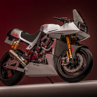 ¡Qué nostalgia! El equipo de motos clásicas de Suzuki ha recuperado una Katana con 200 CV y alma de Superbike