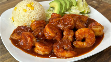Prepara un litro de adobo para los camarones a la diabla. Quedan mejor que los de la marisquería y con pocos ingredientes