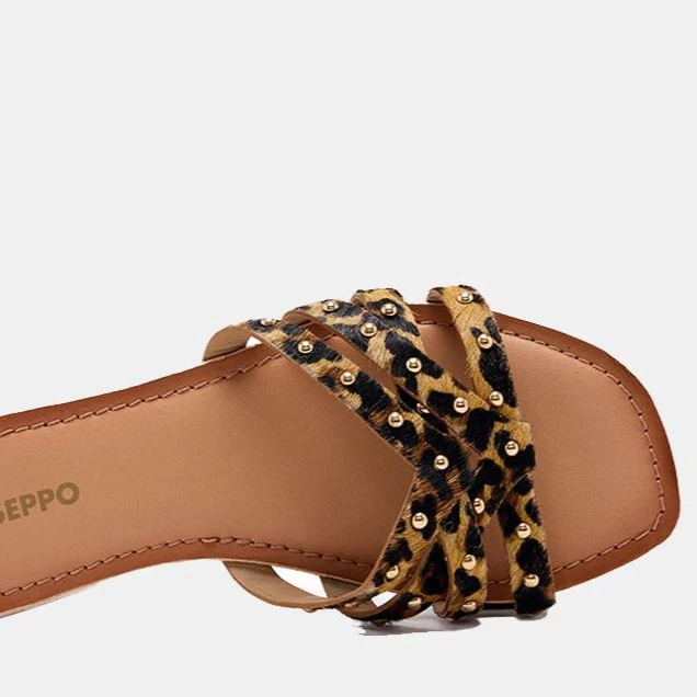 Sandalias color leopardo de piel con tachas para mujer

