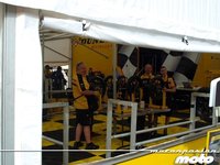 MotoGP España 2011: visitamos el camión de Dunlop y vemos cómo trabajan
