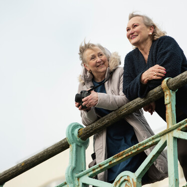 ¿Podría la demencia temprana hacernos más sociables? Un nuevo estudio sugiere que sí