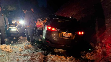 Coches se quedan atrapados en una pista de grava nevada: el GPS les sugirió esa ruta alternativa