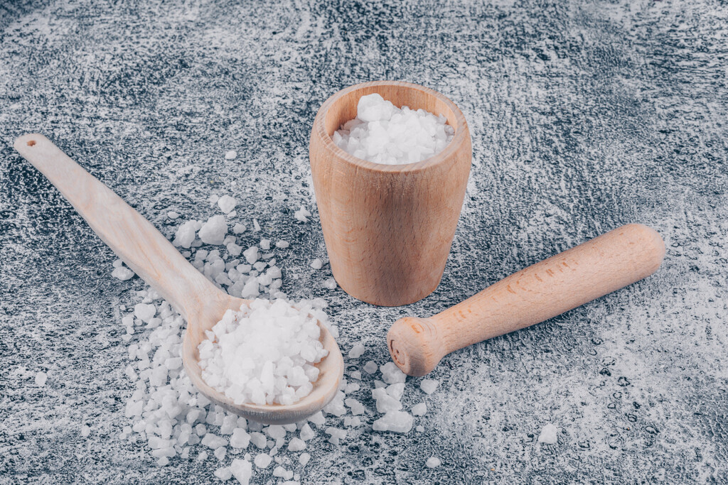 Más que para cocinar: seis formas de usar la sal para limpiar en casa que te van a sorprender 