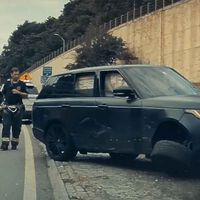 Un Tesla reparte una dosis de karma: las cámaras pillan al conductor de un Range Rover que provocó un accidente y mintió a la policía