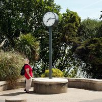 Dias de diez horas, horas de cien minutos: una división del tiempo que llegó a existir y recupera una artista urbana