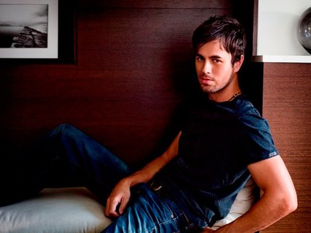 Toca rendir pleitesía al Rey Enrique Iglesias... WTF!!!