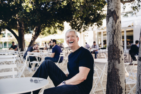 Tim Cook aparece en la Apple Store de Palo Alto y nos habla de las reservas y de su Apple Watch personalizado