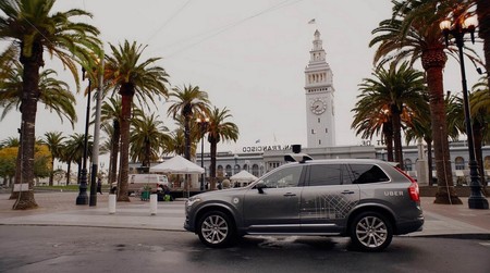 Más multas a la vista, dimisión de su jefa de Comunicación... Uber resiste como puede la tormenta