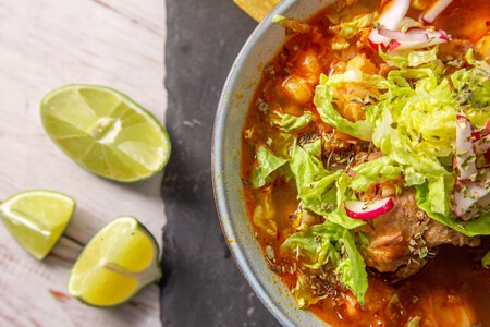 Cómo hacer pozole rojo de puerco con maíz precocido en solo 1 hora: la receta exprés por si andas con prisa